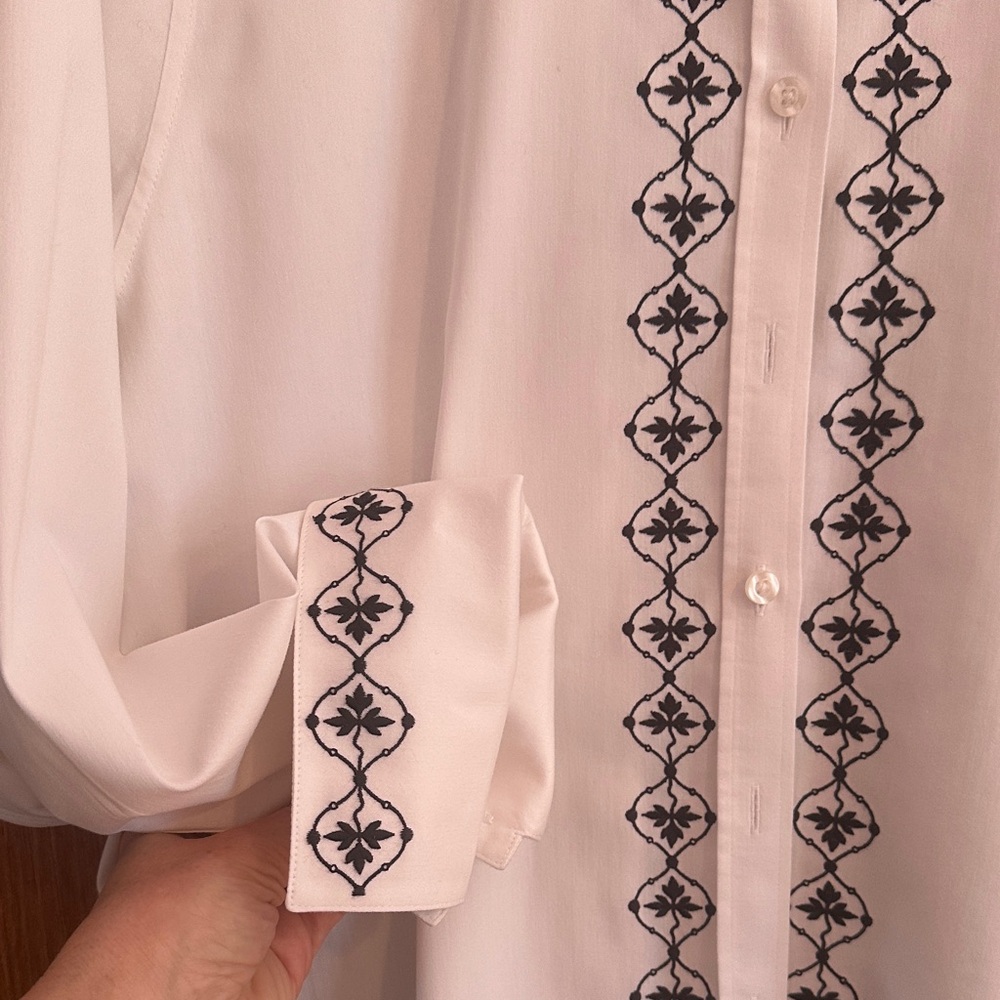 Chico's Women’s White Shirt with Black Embroidery Chico’s size 3 - Picture 4 of 4